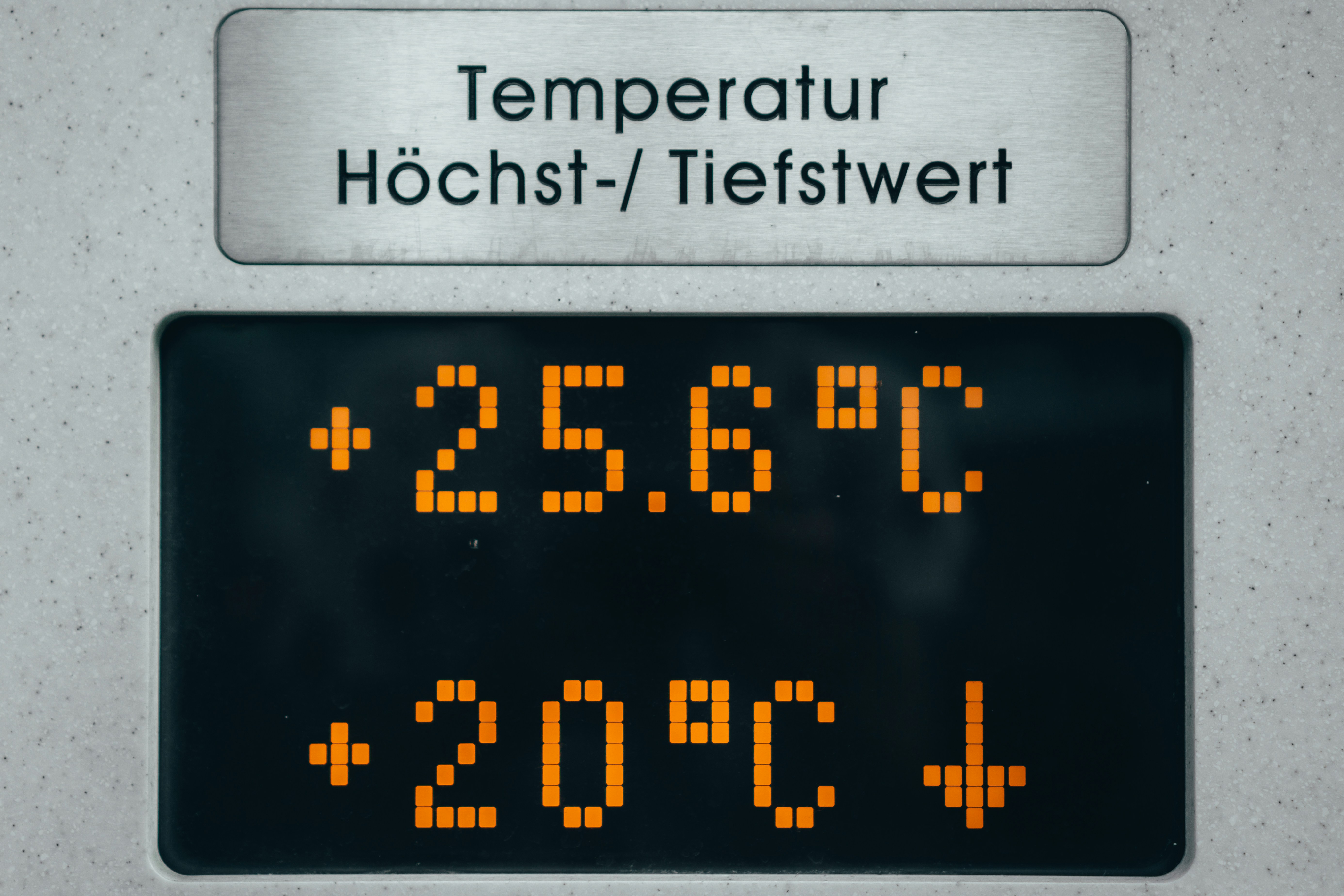 Digital weather station display showing a daily high of 25.6 degrees Celsius and a daily low of 20 degrees Celsius